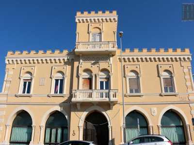 Sulla sinistra del corso ci sono alcune palazzine bianche a due piani e una struttura color ocra molto particolare: si tratta di Villa Rosa, un tempo edificio appartenente alla Fiera del Levante e ora propriet� di un commerciante della zona. Costruita negli anni 30, si sviluppa in tre corpi, di cui quello centrale � un piccola torretta